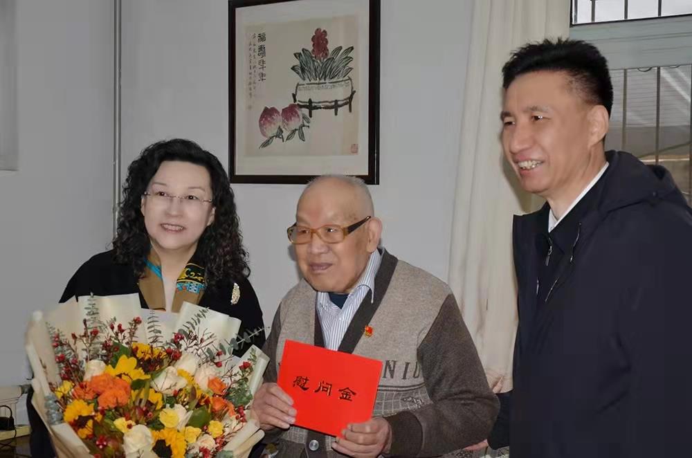 濟南產(chǎn)發(fā)集團黨委副書記、總經(jīng)理黃蓓走訪慰問離休老干部、老黨員